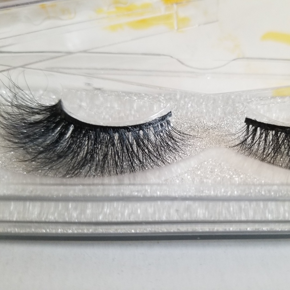 B Lashed Lashes - Picture 2 of 3